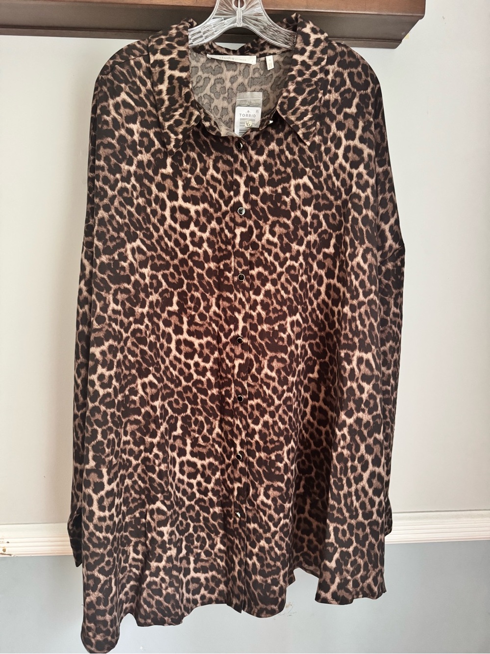 Womens Torrid Studio Relaxed Fit Button Up Shirt  Size 26, Leopard Animal Print